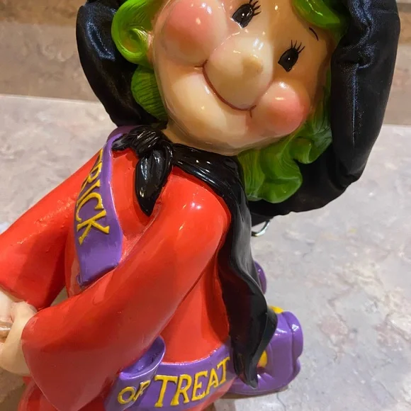 Glenda Good Witch on her broom - Picture 1 of 8